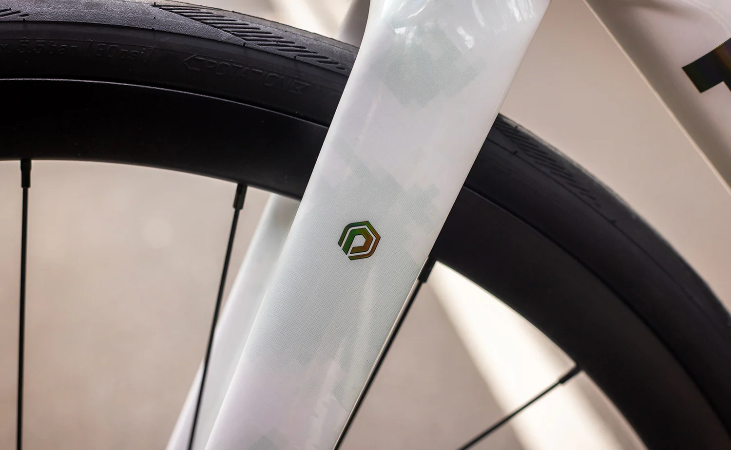Polygon Strattos 8 - Ultegra Di2 Carbon Endurance Bike - Image 14
